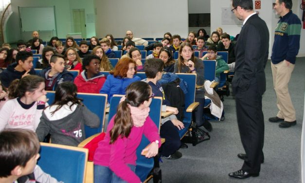 Alumnado de 1ºESO del IES asiste a una conferencia el Día internacional de la Mediación