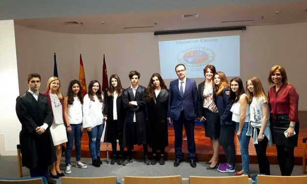 Los alumnos de mediación representan una obra de teatro