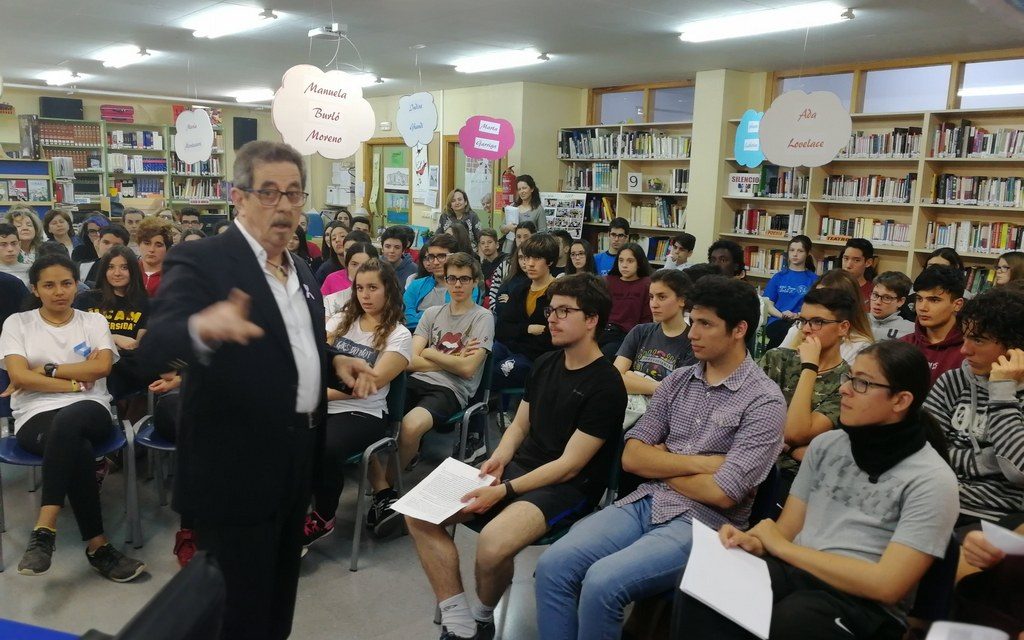 Encuentro de los alumnos del IES Juan Carlos I con el escritor Francisco Díaz Valladares