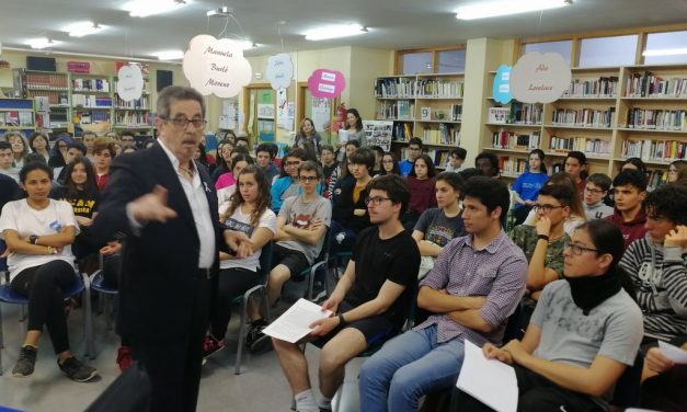 Encuentro de los alumnos del IES Juan Carlos I con el escritor Francisco Díaz Valladares