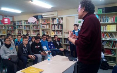 Encuentro de los alumnos del IES Juan Carlos I con el escritor murciano Luis Leante