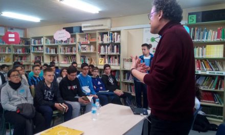 Encuentro de los alumnos del IES Juan Carlos I con el escritor murciano Luis Leante