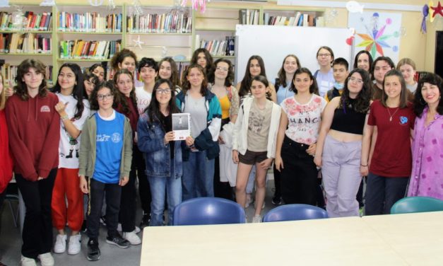 La poeta Ángeles Carnacea visita el Club de Lectura