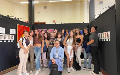 Las alumnas de Griego I y II visitan la exposición de Juan Antonio Marín “La maldición y el mito”