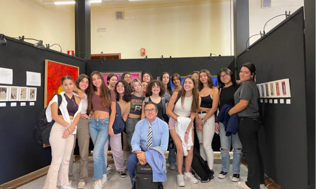 Las alumnas de Griego I y II visitan la exposición de Juan Antonio Marín “La maldición y el mito”