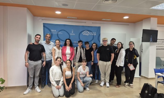 Visita al CIMM: Alumnos de Operaciones de Laboratorio Descubren el Ecosistema Emprendedor
