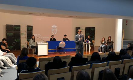 Visita del magistrado al centro por el programa Educando en Justicia para secundaria.