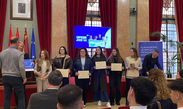 El APE del IES Juan Carlos I logra el doble podio en Emprende Joven Murcia 1200: 1.o Premio para Safevision y 2.o para Inclub.